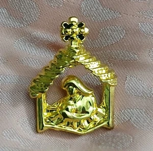 Blessed Mother and Child Nativity Tie Tack Goldtone Crèche Lapel Pin by Butler - Picture 1 of 8