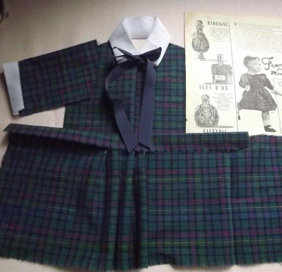 KIT découpé VETEMENT,poupee,ancienne,Françoise MODES ET TRAVAUX Novembre  1952 - Photo 1/1