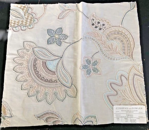 Colefax & Fowler Cressida blau, creme 17 1/2 x 19 1/2" besticktes Stoffmuster - Bild 1 von 4