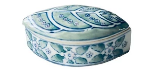 Baratija de cerámica en forma de hoja con tapa verde y azul con flores rosas - Imagen 1 de 8