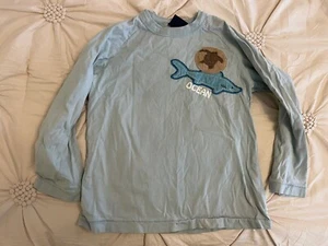 Mini Boden Boys 7 8 Shirt Top Long Sleeve Blue Ocean Shark Turtle Embroidered - Picture 1 of 4