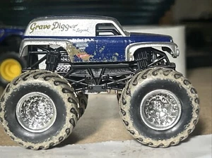 HOT WHEELS MONSTER JAM TRUCK VHTF GRAVE DIGGER WITH MUD TREADS SERIES - Picture 1 of 6