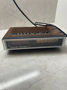 Reloj despertador digital vintage realista cronomático 211 grano de madera radio AM/FM - Imagen 1 de 10