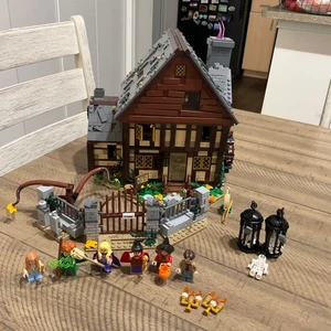 LEGO Ideas Disney Hocus Pocus The Sanderson Sisters' Cottage 21341 Haunted House - Picture 1 of 13