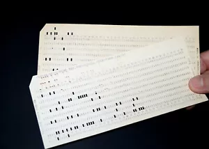 2x SCHEDE PERFORATE COMPUTER MAINFRAME VINTAGE. IBM formato scheda 80 colonne - Foto 1 di 5