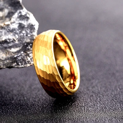 Alianza de boda de carburo de tungsteno martillado para hombre - 6 mm y 8 mm - Acabados dorados o negros Foto 1 de 4