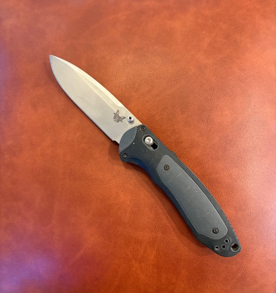 Faca de bolso dobrável Benchmade Boost 590 - SV30 lâmina cabo de borracha cinza - Imagem 1 de 4