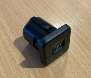 SUZUKI VITARA S-CROSS, SWIFT GENUINE USB PLUG SOCKET PORT 39105-54P00 - Picture 1 of 8