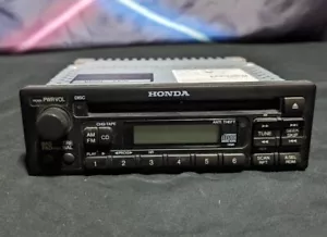 39100-S10-A500; HONDA CR-V OEM AM-FM-CD STEREO 99 00 01 - Picture 1 of 3