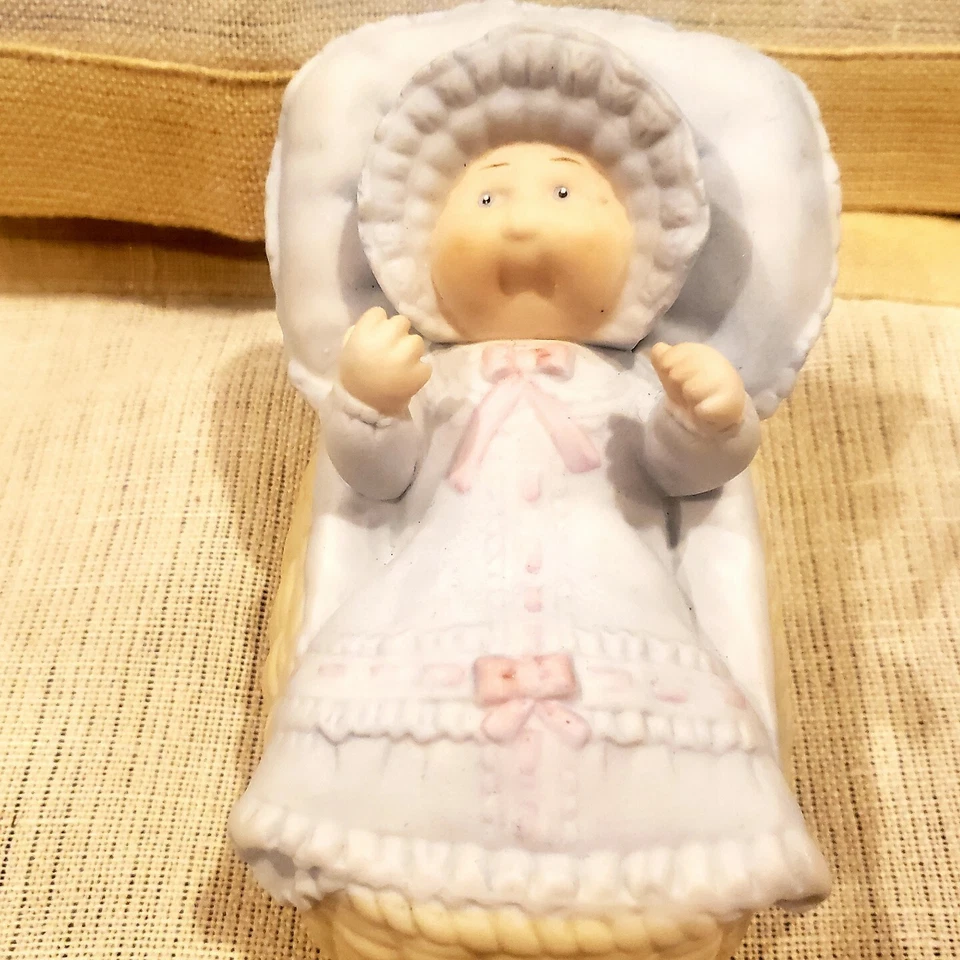 Figura de porcelana Cabbage Patch Kids 1985 bebé niño en cuna "First Day Home" Foto 1 de 4