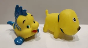 2 Stück Badespielzeug, Flunder Fisch Disney Pixar kleine Meerjungfrau, Hund gelb - Bild 1 von 6