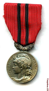 FRANCE. Medaille Ligue Républicaine du Bien Public en bronze argenté - Imagen 1 de 2