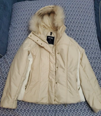 Chaqueta de esquí con capucha recortada de piel color crema relleno de plumón postal talla 6 de EE. UU. Foto 1 de 4