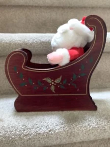 Vintage Weihnachtsschlitten aus Holz bemalt Weihnachtsdeko mit Weihnachtsmann und Geschenken - Bild 1 von 10
