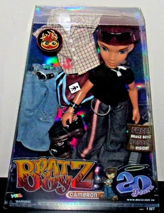 Bratz Cameron Boy Fashion Doll con Poster Edizione Speciale 20 Anniversario - Foto 1 di 4