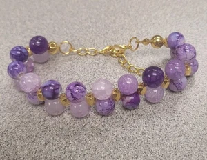 Handgefertigtes Armband 8,5 Flieder Lavendel tief lila goldfarben Perlen verstellbar - Bild 1 von 3
