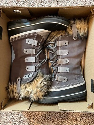 BOTA SOREL JOAN OF ARCTIC IMPERMEABLE GAMUZA NORI BOTAS DE NIEVE Talla 8 NUEVA AGOTADA Foto 1 de 4
