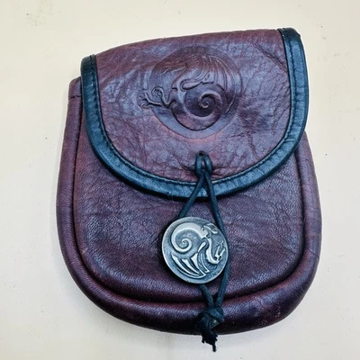 Bolsa de cinturón de cuero hecha a mano con un botón de diseño de cabeza de carnero y una solapa en relieve Foto 1 de 2