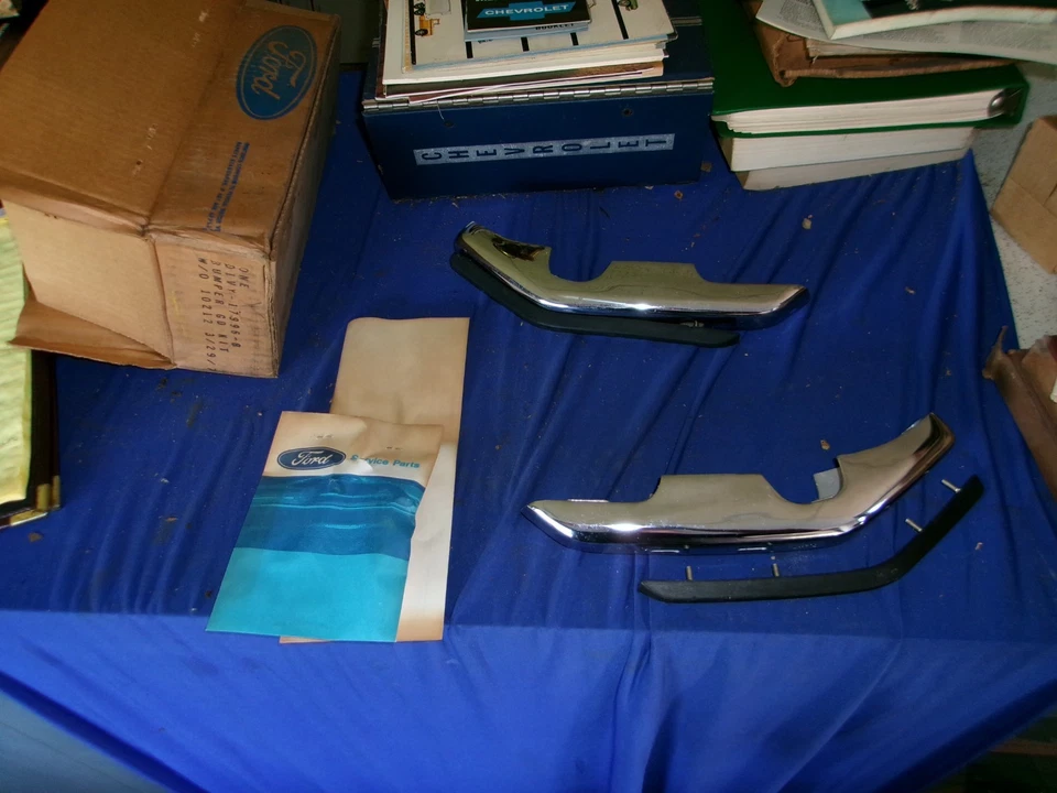 Protectores de parachoques delanteros Lincoln Continental 1971-1972 D1VY-17996-B como nuevos Foto 1 de 3