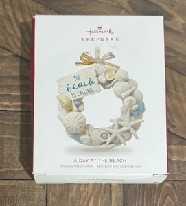 Hallmark Ornament 2018 - Ein Tag am Strand - Der Strand ruft - Muscheln - Kranz - Bild 1 von 9