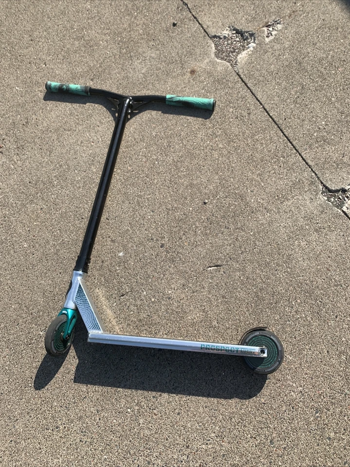 Scooter Lucky Pro Prospect, usado 4-5 veces. El agarre tiene manchas de suma. Foto 1 de 4