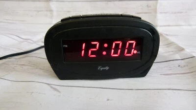 Reloj despertador digital eléctrico con pantalla LED roja Equity 30228 Foto 1 de 4