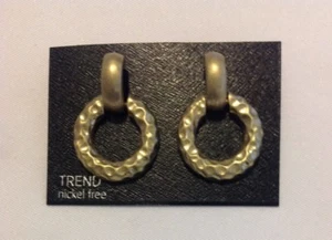 PENDIENTES DE ARO DORADO CEPILLADO CON GOLPEADOR DE PUERTA DE NUEVO - Nuevos - Imagen 1 de 1