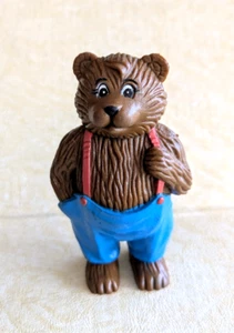 Vintage Teddybär Figur mit blauer Hose und roten Hosenträgern - Bild 1 von 2