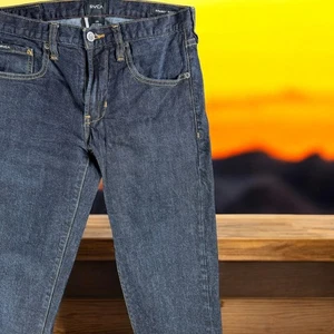 Pantalones de mezclilla RVCA para hombre 29x31 nalgados lavado oscuro calce ajustado viaje callejero patín trabajo - Imagen 1 de 12