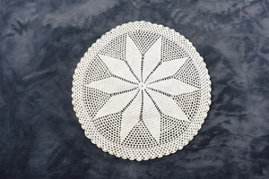 VINTAGE GEHÄKELTES BLUMENDECKCHEN MIT WEISSER BORTE 13,5" DURCHMESSER - Bild 1 von 4