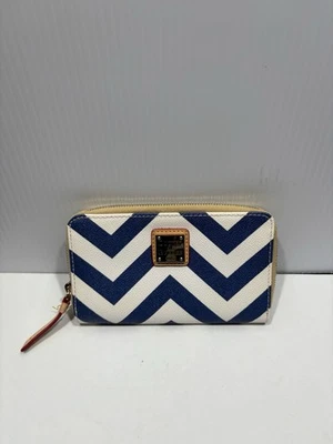 Cartera Dooney & Bourke Chevron con cremallera alrededor azul y blanco Foto 1 de 4