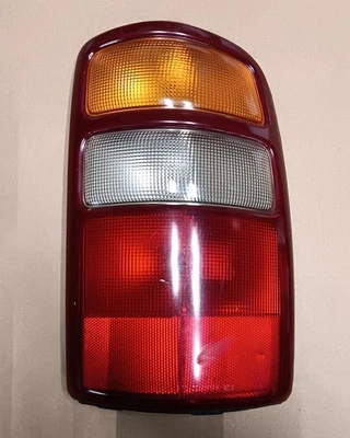 Luz trasera lateral para pasajero Chevrolet Suburban Tahoe GMC Yukon 2000-2002 OEM  Foto 1 de 4