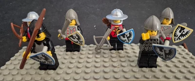 LEGO  Minifiguren - 6 Ritter mit Bewaffnung (Set 4) - Bild 1 von 2