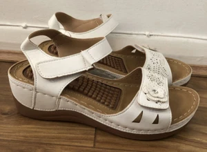 WOMENS CREAM FLORAL STRAP SANDALS SIZE: 2.5/35 (WS12) - Picture 1 of 13