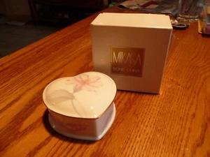 MIKASA BONE CHINA EDEN'S GARDEN FLORAL HEART COVERED TRINKET BOX JEWELRY NOS - Picture 1 of 5