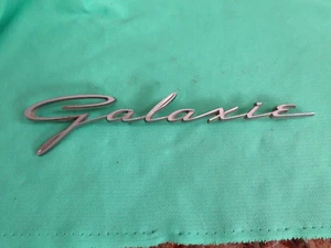 Vintage 1960's Ford Galaxie Nameplate Emblem Script FOMOCO All 5 pins - Foto 1 di 10