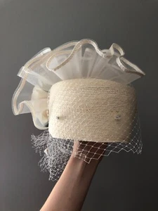 Vintage woman's beige hat with a fine mesh and flower. Brand Lindi Jue, Straw - Picture 1 of 9