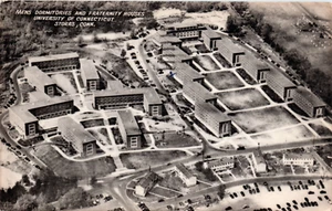 Postal de casas de fraternidad dormitorios para hombres de la Universidad de Connecticut - Imagen 1 de 3