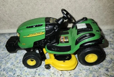2019 ERTL 2-1/2" DIE-CAST JOHN DEERE RIDING LAWN MOWER.    No SEAT ! - Image 1 of 4
