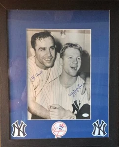 Foto enmarcada 11x14 firmada por Whitey Ford y Yogi Berra de los Yankees de Nueva York certificado de autenticidad JSA JJ22954 - Imagen 1 de 3