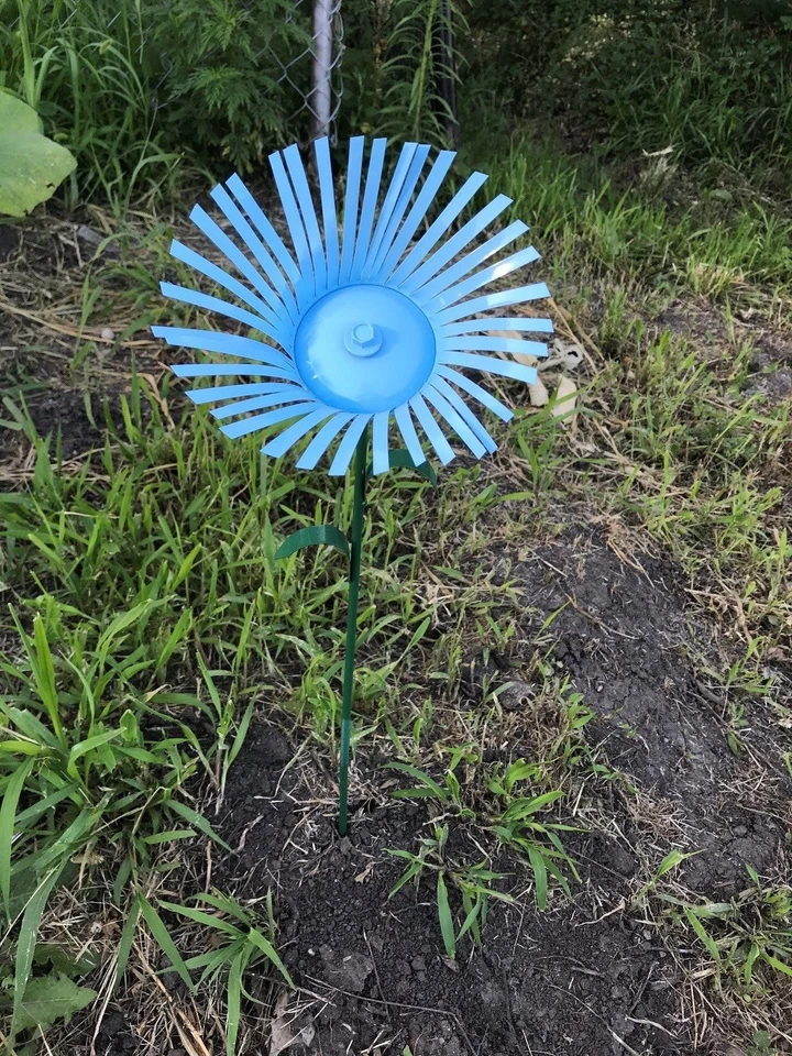 Hecho a mano reciclado todo metal azul claro flor roca jardín estaca patio arte  Foto 1 de 1