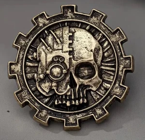 Warhammer 40.000 -- ADEPTUS MECHANICUS - SPILLA OPUS MACHINA - distintivo spilla ingranaggio 40k - Foto 1 di 6