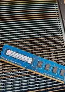 4GB DDR3 1600MHz Desktop 240-pin PC3-12800U - Hynix HMT351U6CFR8C - Picture 1 of 1