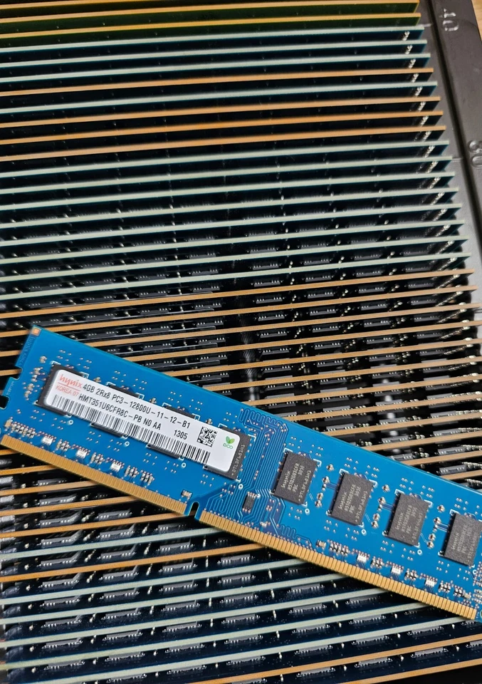 4GB DDR3 1600MHz Desktop 240-pin PC3-12800U - Hynix HMT351U6CFR8C - Image 1 of 1