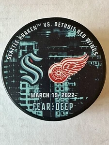 1er SEATTLE KRAKEN Detroit Red Wings Matchup Puck 19/03/22 Climate Pledge Arena - Imagen 1 de 6