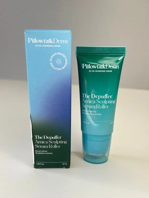 Rodillo de suero esculpido de árnica Pillowtalk Derm The Depuffer 40 ml 1,35 fl oz Foto 1 de 4