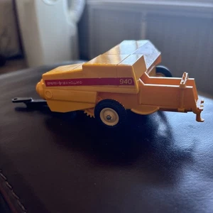 Britains Farm New Holland 940 Hay Baler For Tractor Model 9556 w/ 4 Hay Bales - Picture 1 of 5