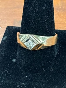 Unisex Diamond Solitaire Ring .05 CT. 14K Yellow Gold 4.63g Size:11. (QUC025584) - Picture 1 of 5