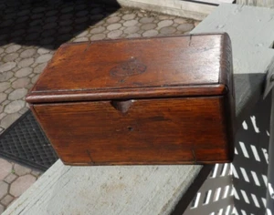 Antigua caja de costura rompecabezas cantante roble con accesorios patentada 19 de febrero de 1889 - Imagen 1 de 9