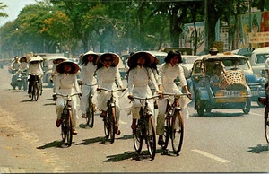 VIETNAM - HIGH SCHOOL GIRLS CYCLING TO SCHOOL - VINTAGE POSTCARD - Picture 1 of 2